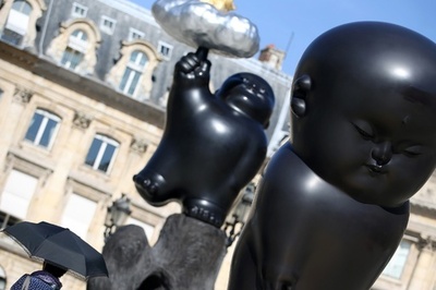 パリ・バンドーム広場に仏像風？彫刻、台湾芸術家の作品展示