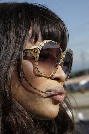 ナオミ・キャンベル、キューバの石油労働者向け住宅を訪問