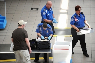 荷物の中にバイブ発見、米空港職員が「楽しみなよ」メモ残す