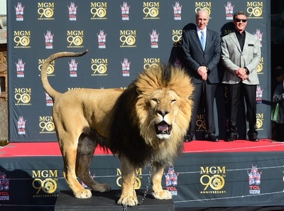 MGM創立90周年、「レオ・ザ・ライオン」が登場 足形プレートに