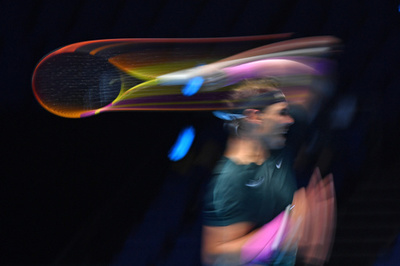 【今日の1枚】光帯びるラケット、渾身リターン