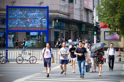 信号無視すると自分がモニターに大映し！　顔認識機能を利用