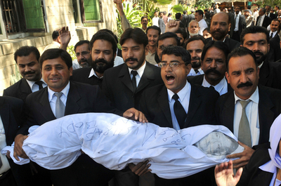 パキスタンで反ムシャラフ派弁護士による抗議デモ