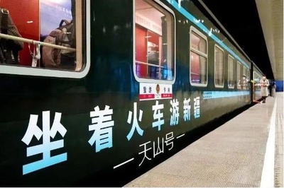 中国 「列車で新疆を回る・天山号」特別観光列車を運行