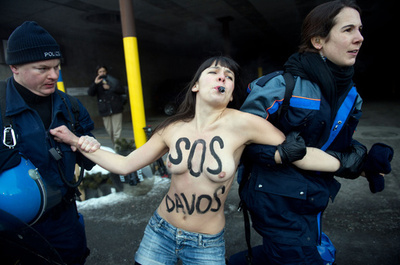 トップレスの女性権利団体FEMEN、ダボス会議にも抗議