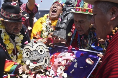 霊媒者ら、世界の指導者の来年占う ペルー