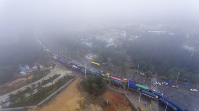 車数万台が足止め 中国・海口市、濃霧で海峡が封鎖