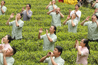 【写真特集】「茶よ、芽を出せ」茶畑で叫び豊作願う、伝統儀式「喊山祭茶」
