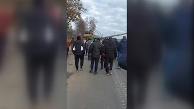 動画：ウクライナ住民、ロシア軍車両の行く手阻む