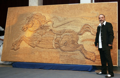 「100万本のつまようじ」で描いたウマのアートが完成、ギネス記録に認定