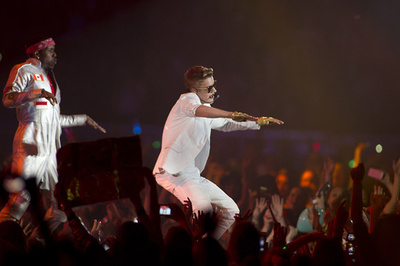 「アンネも僕のファンになったはず」、J・ビーバーの訪問記帳に批判噴出