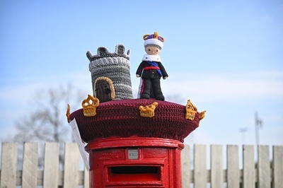 郵便ポストもおめかし？ 戴冠式祝う編み物カバー