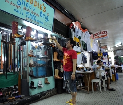 フィリピンの歩行者トンネル発、ユニークなファッションビジネス