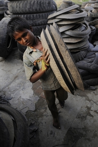 子供がポルノやダイヤ生産に、児童労働2億人 米報告書