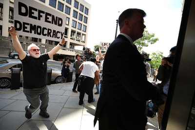 民主主義が世界的に後退、欧州や米国で顕著 研究