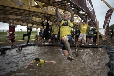 長さ13キロ、泥まみれの障害物競争 フランス
