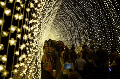 豪シドニーで光の祭典、名所が華やかにライトアップ