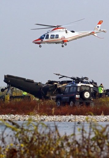 イタリア北東部で米軍ヘリ墜落