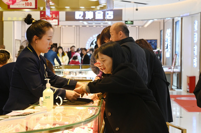 金価格が過去最高に、1グラム830元超で購入をためらう声