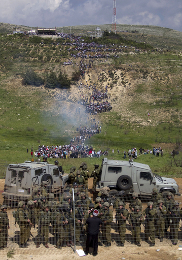 イスラエル国境各地でパレスチナ人がデモ、軍の発砲で12人死亡