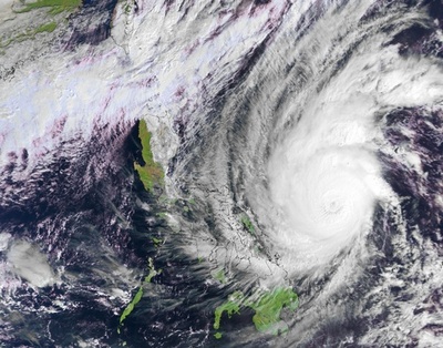 台風22号、フィリピン東部に接近 60万人以上が避難