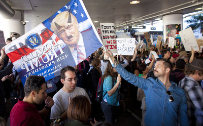 米トランプ政権、入国制限で方針変更「永住者は適用外」