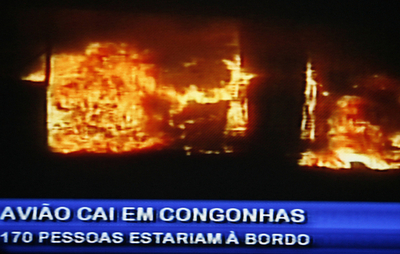 サンパウロのTAM航空機炎上事故、懸命の救助活動続く