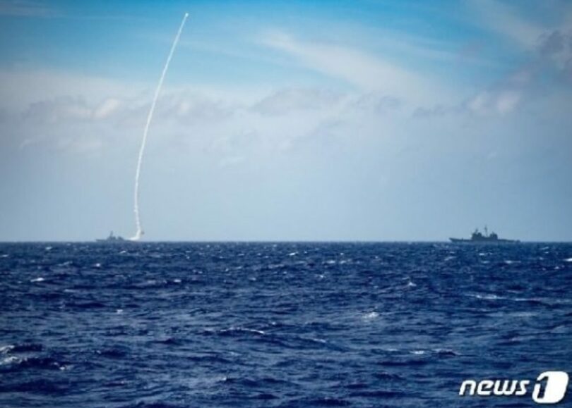 フィリピン海上でのSM-2試射（米海軍第7艦隊司令部フェイスブック）(c)news1