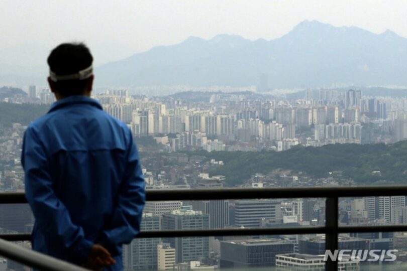 南山から眺めたソウル市内のマンション団地(c)NEWSIS