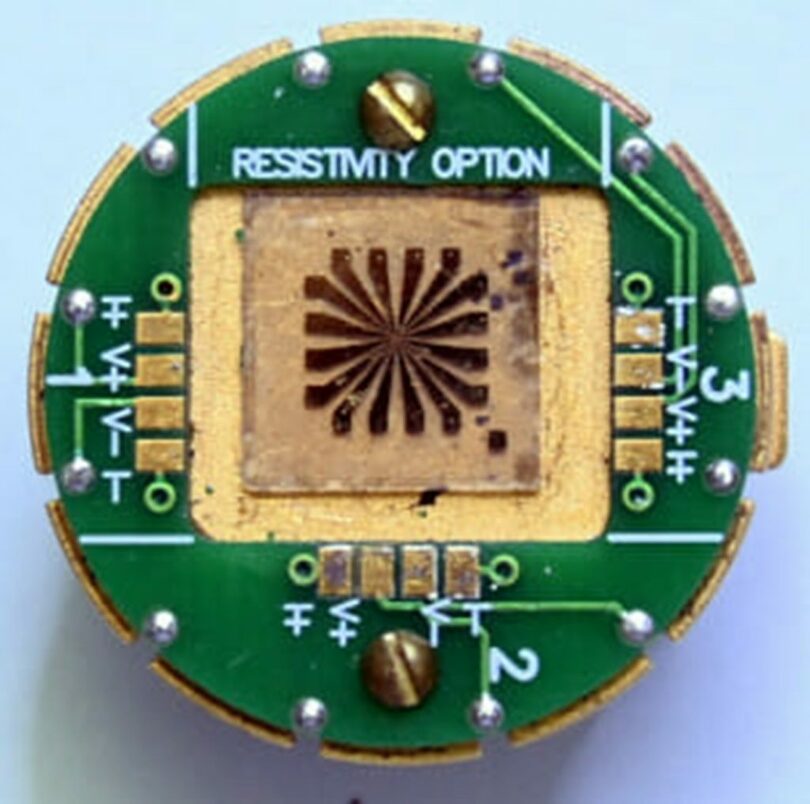 ETRIが開発した位相絶縁体ベースの高温キュービット素子実現のための実験用チップ＝ETRI(c)KOREA WAVE