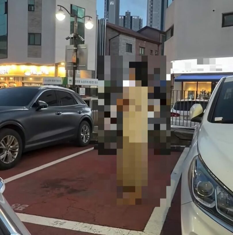 韓国の公営駐車場で、女性が空いている駐車スペースを確保している様子(c)MONEYTODAY
