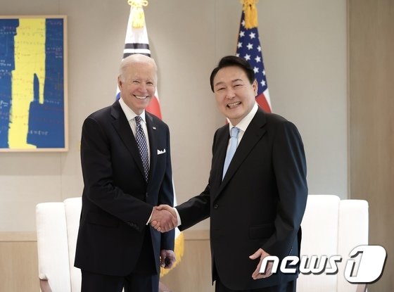 5月21日、龍山大統領室で握手するユン大統領とバイデン大統領（大統領室提供）(c)news1