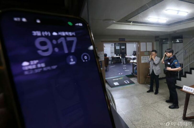 3日に実施された統一地方選で、ソウル市松坡区の蚕室7洞第2投票所で投票用紙が不足し、投票時間終了後も有権者が投票している(c)news1/MONEYTODAY
