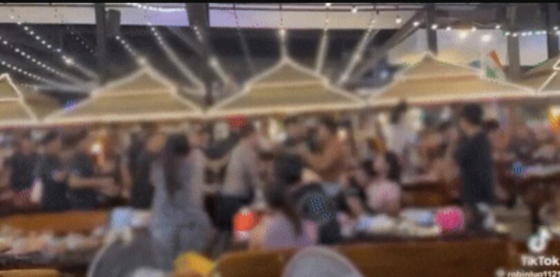 タイ・パタヤの飲食店での韓国人観光客が激しい殴り合い＝TikTok(c)NEWSIS
