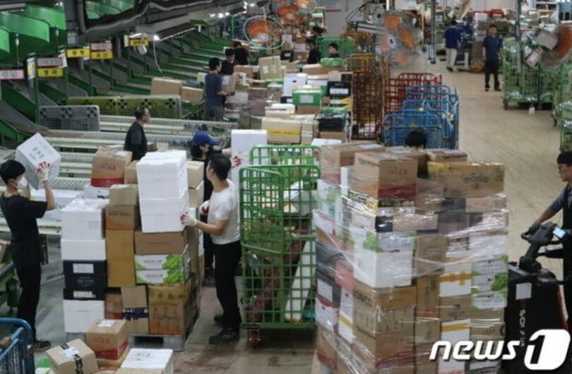 秋夕を3日後に控えた9月25日、清州郵便集中局で慌ただしく荷物を運ぶ職員ら(c)news1