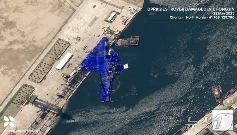 進水中の事故で損傷し、傾いた状態で海上に浮かぶ北朝鮮の新型駆逐艦=Xの「MenchOsint」アカウント(c)news1