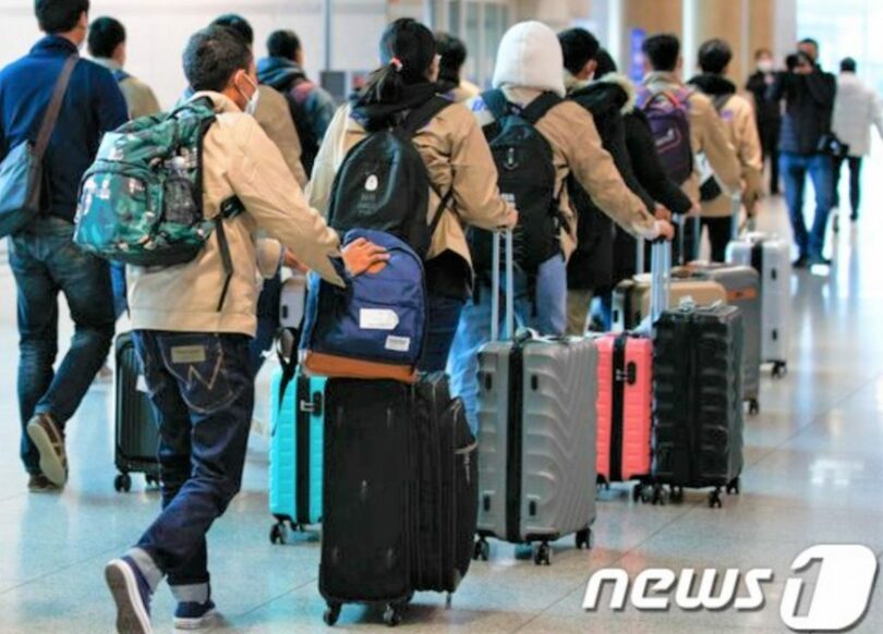 仁川国際空港第1ターミナルで昨年12月14日、タイから韓国に入国した労働者がバスに乗るために移動している(c)news1