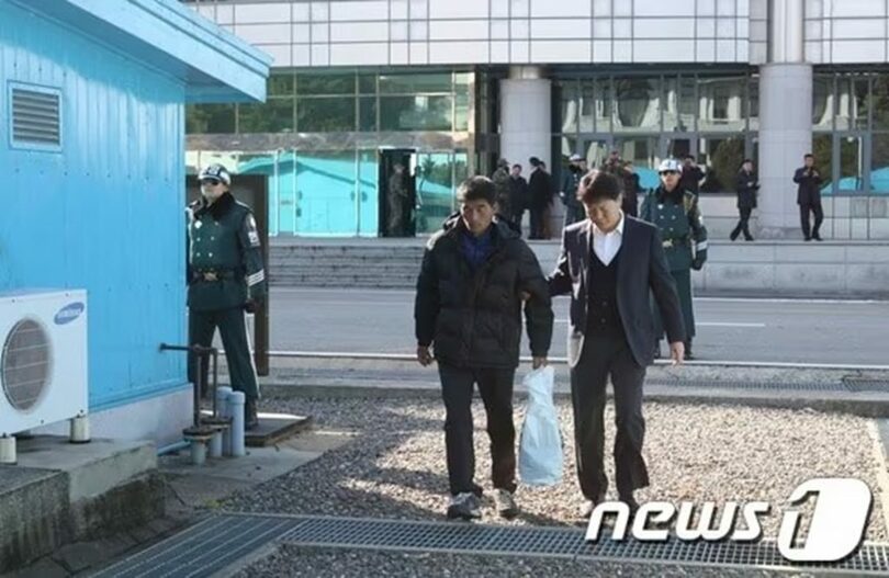 2013年11月26日、板門店を通じて北朝鮮に戻る北朝鮮住民=韓国統一省(c)news1