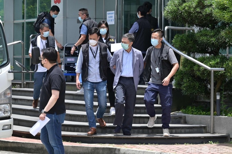 香港警察、蘋果日報編集長ら幹部5人逮捕 国安法違反容疑