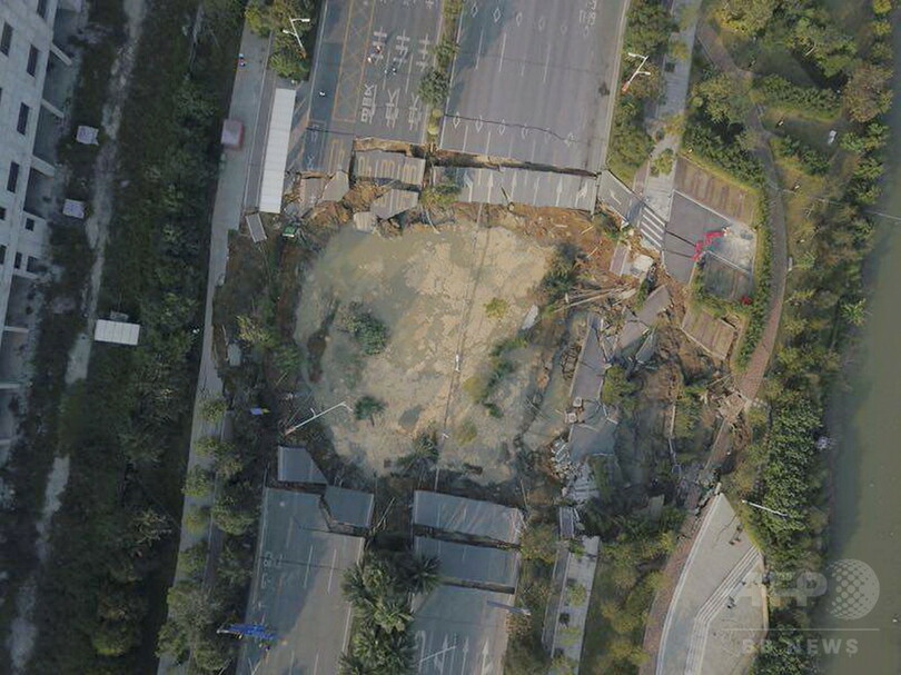 中国で道路崩落、8人死亡 地下鉄駅建設現場の水漏れ影響