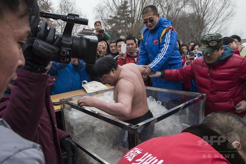 中国の「シロクマ」男、氷風呂で限界に挑戦