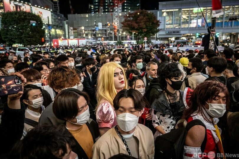 ハロウィーンの渋谷、仮装した人々で混雑