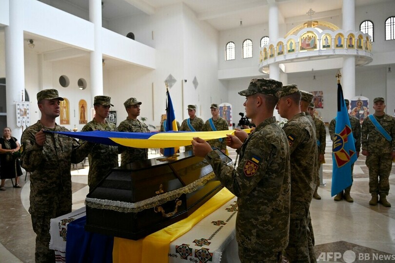 「キーウの幽霊」葬儀に多数参列 ウクライナ空軍のエース