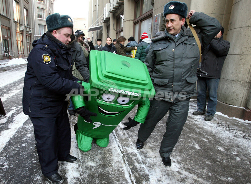 逮捕される「エコごみ箱」、露大統領官邸前で