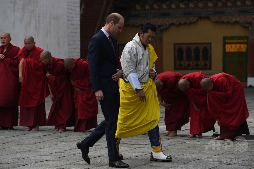 英王子夫妻、「幸せの国」ブータン初訪問 国王夫妻が歓迎