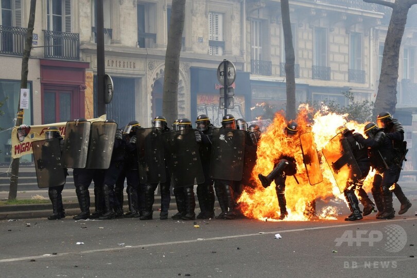 仏メーデー行進で暴動、警官6人負傷 大統領選投票、週末に控え