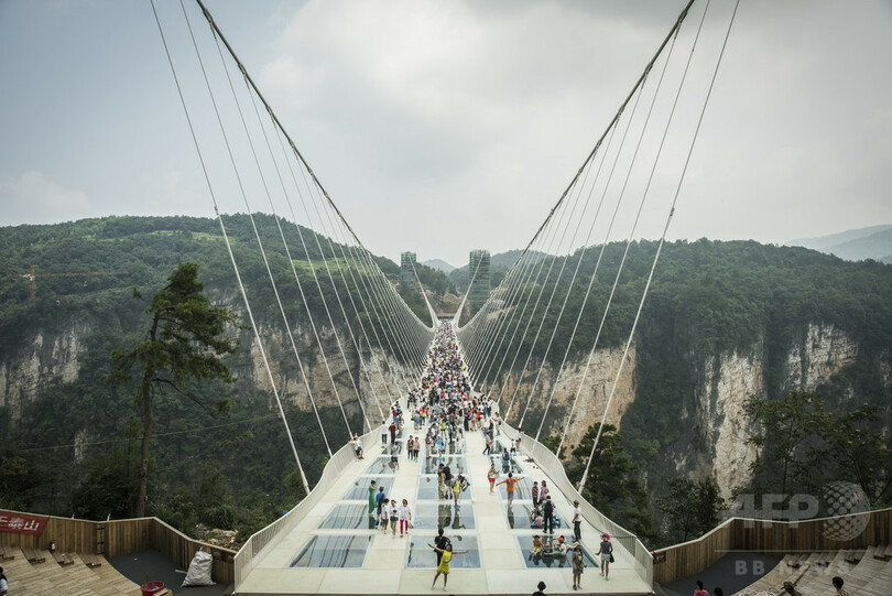 世界最長のガラス橋、開通から2週間たたずに閉鎖 中国