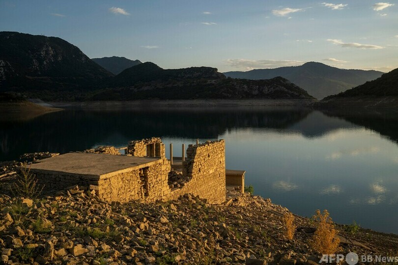 水位が下がったダム湖「モルノス湖」から出現したカリオ村の建物（2024年9月1日撮影）。(c)Angelos TZORTZINIS / AFP