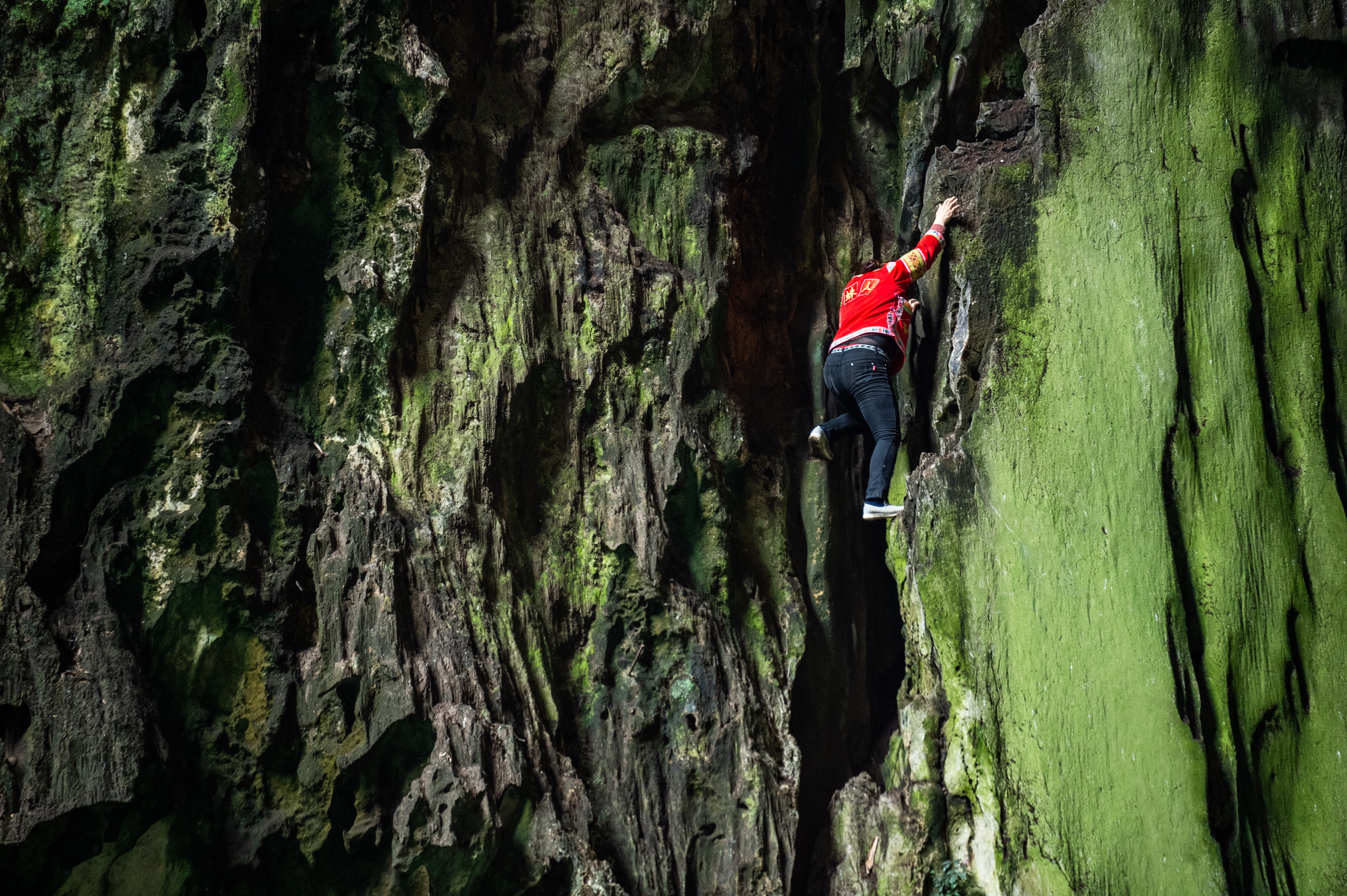 素手で80ｍの岩壁を登る スパイダーマン たち 貴州省安順市 写真5枚 国際ニュース Afpbb News
