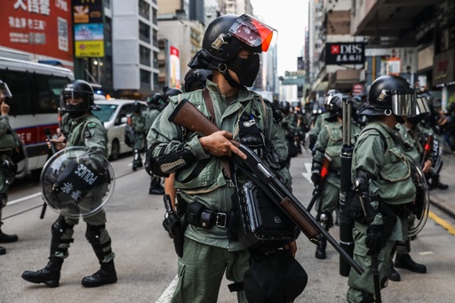 香港高裁、警察官の個人情報さらす行為を一時禁止 写真も該当